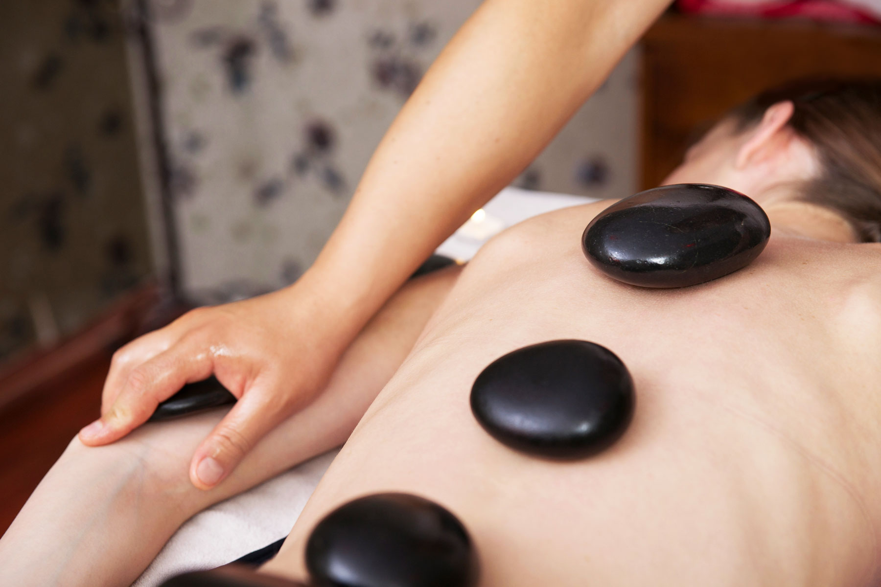 Qibyme massage studio - Hot stone massage med varma stenar, deep tussue djupmassage, klassisk massage | behandling kurs workshop