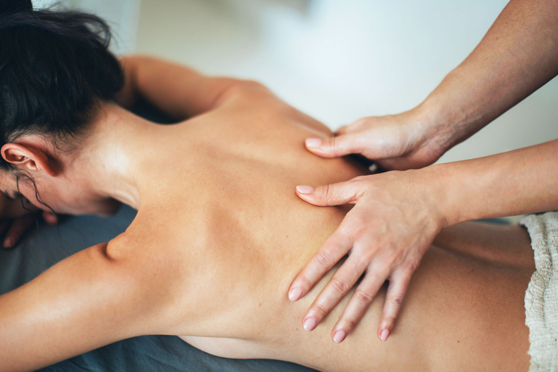 Qibyme massage studio | lymfmassage, deep tussue djupmassage, klassisk massage, hot stones | behandling kurs workshop